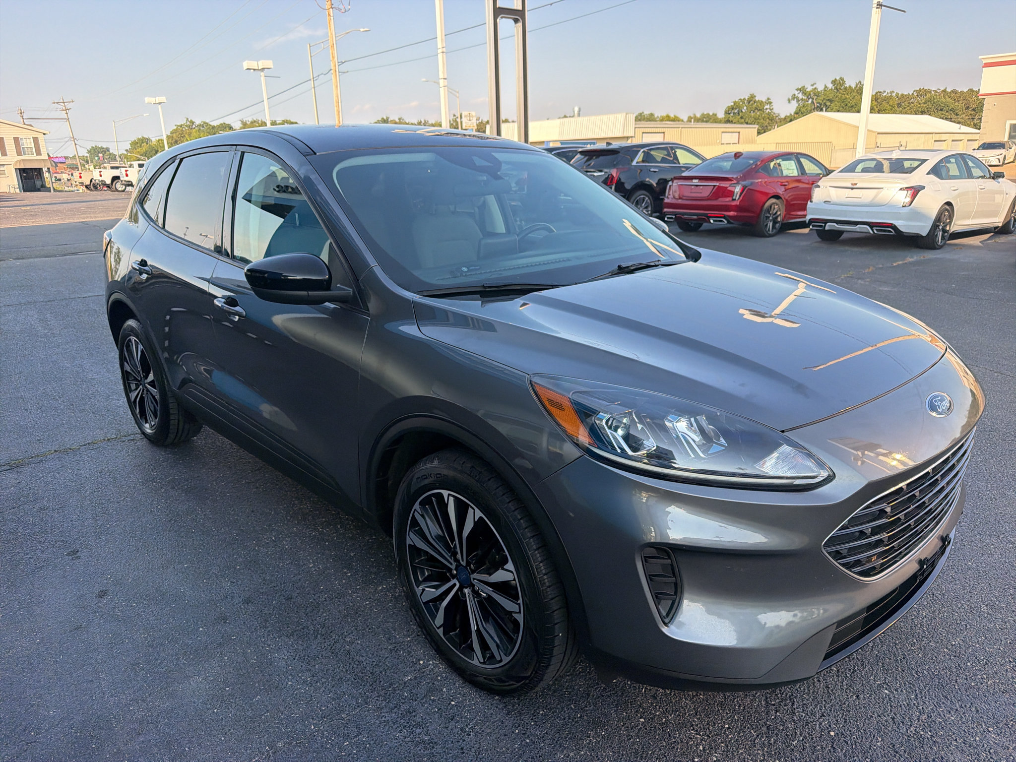 Used 2021 Ford Escape SE w/ SE Sport Appearance Package AWD/4WD image 3