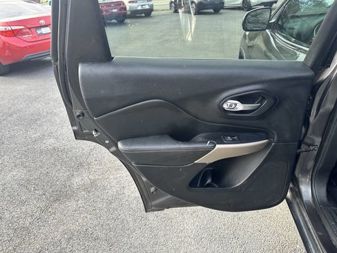 Used 2017 Jeep Cherokee Limited image 12