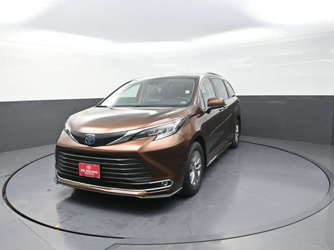 Certified 2022 Toyota Sienna XLE w/ XLE Plus Package AWD/4WD image 41