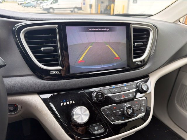 Used 2024 Chrysler Pacifica Touring-L FWD image 24