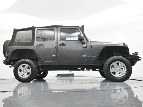 Used 2017 Jeep Wrangler Unlimited Rubicon w/ Connectivity Group AWD/4WD image 46