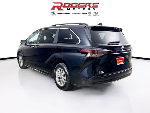 Certified 2025 Toyota Sienna XLE image 6