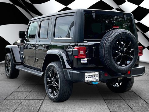 Used 2023 Jeep Wrangler Unlimited Sahara w/ Cold Weather Group AWD/4WD image 12