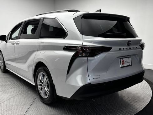 Used 2026 Toyota Sienna XLE FWD image 40