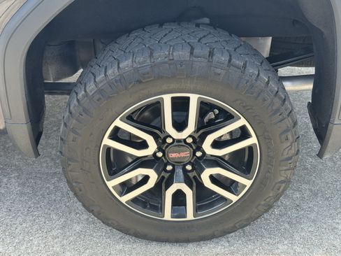 Used 2025 GMC Sierra 1500 AT4 w/ Technology Package AWD/4WD image 9