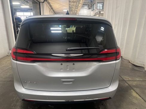 Used 2024 Chrysler Pacifica Touring-L image 5