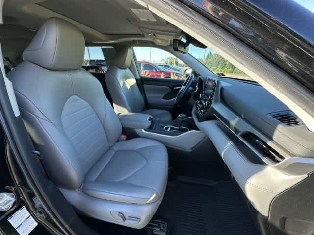 Used 2022 Toyota Highlander XLE AWD/4WD image 22