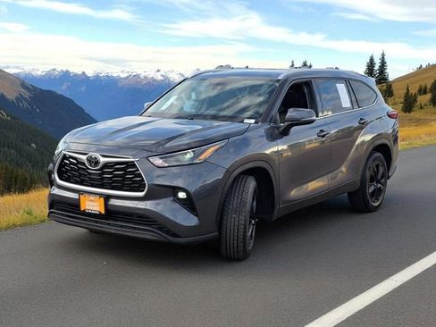 Used 2022 Toyota Highlander XLE image 4