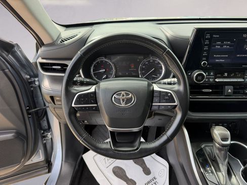 Used 2022 Toyota Highlander XLE FWD image 12