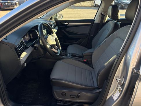 Used 2025 Volkswagen Jetta SE image 27