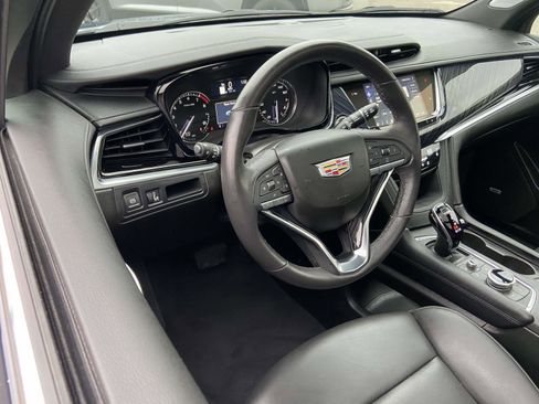 Used 2025 Cadillac XT6 Premium Luxury image 2