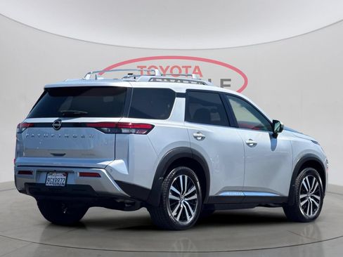 Used 2023 Nissan Pathfinder Platinum FWD image 3
