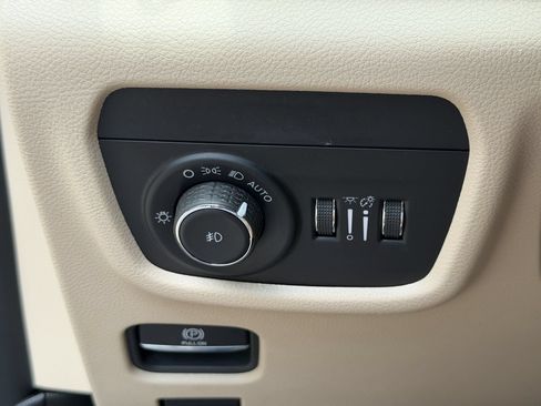 Used 2023 Jeep Grand Cherokee L Limited AWD/4WD image 8