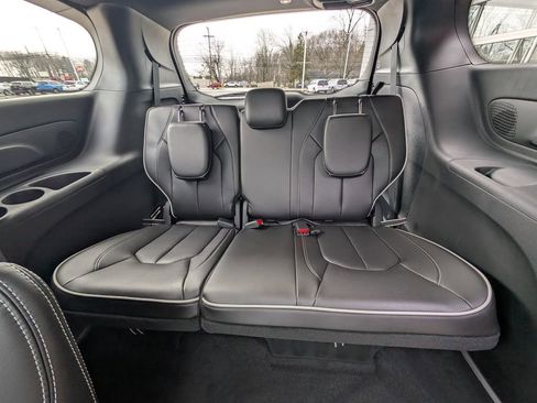 New 2026 Chrysler Pacifica Limited image 17