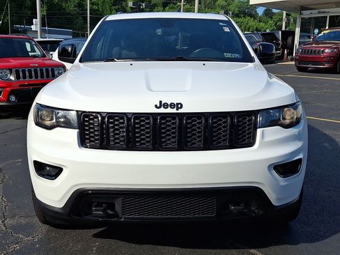 Certified 2019 Jeep Grand Cherokee Laredo AWD/4WD image 2