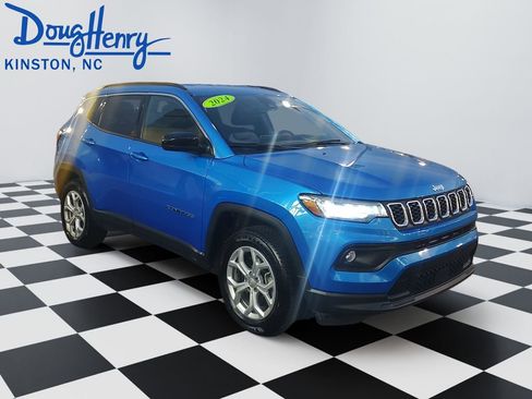 Used 2024 Jeep Compass Latitude AWD/4WD image 7