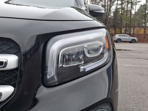 Used 2021 Mercedes-Benz GLB 250 4MATIC w/ Premium Package image 11