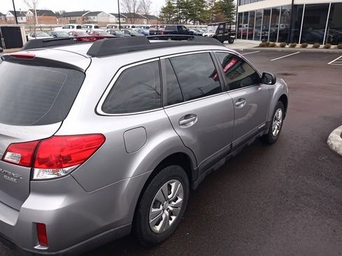 Used 2010 Subaru Outback 2.5i image 2