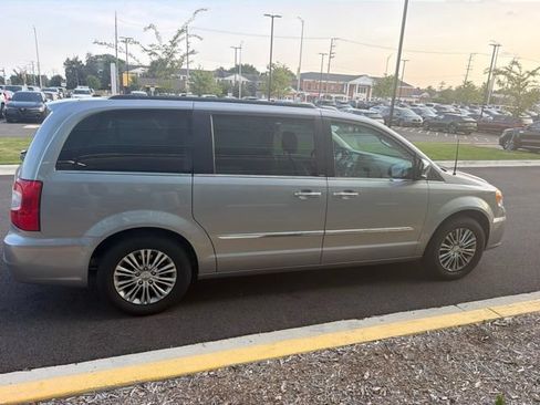 Used 2013 Chrysler Town & Country Touring-L w/ Driver Convenience Group FWD image 8