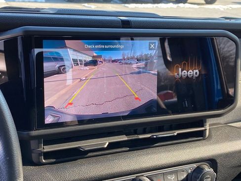 Used 2025 Jeep Gladiator Sport image 17