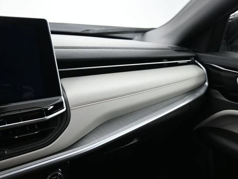 Used 2024 Jeep Compass Limited image 19