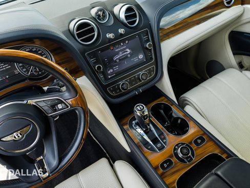 Used 2019 Bentley Bentayga AWD/4WD image 28