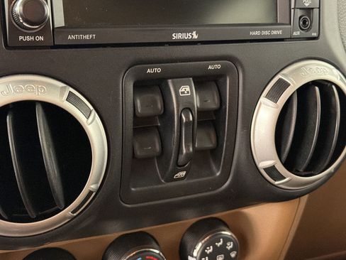 Used 2014 Jeep Wrangler Unlimited Sahara w/ Connectivity Group AWD/4WD image 17