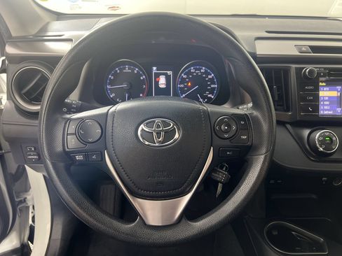 Used 2018 Toyota RAV4 LE FWD image 17