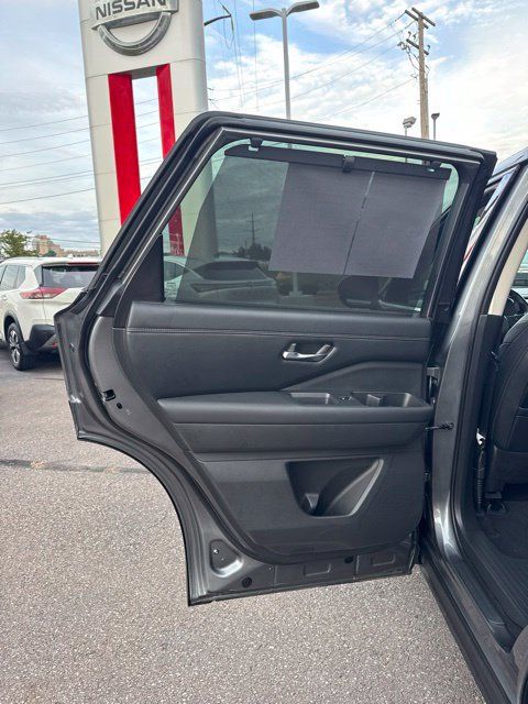 Certified 2023 Nissan Pathfinder Platinum AWD/4WD image 18