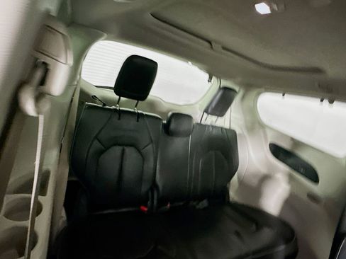 Used 2020 Chrysler Pacifica Limited FWD image 28