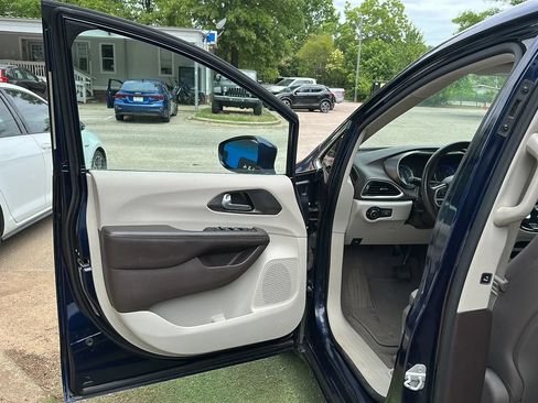 Used 2017 Chrysler Pacifica Touring-L FWD image 15