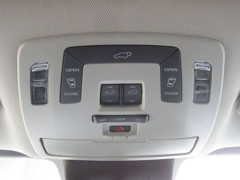 Used 2023 Toyota Sienna XLE w/ XLE Plus Package AWD/4WD image 31