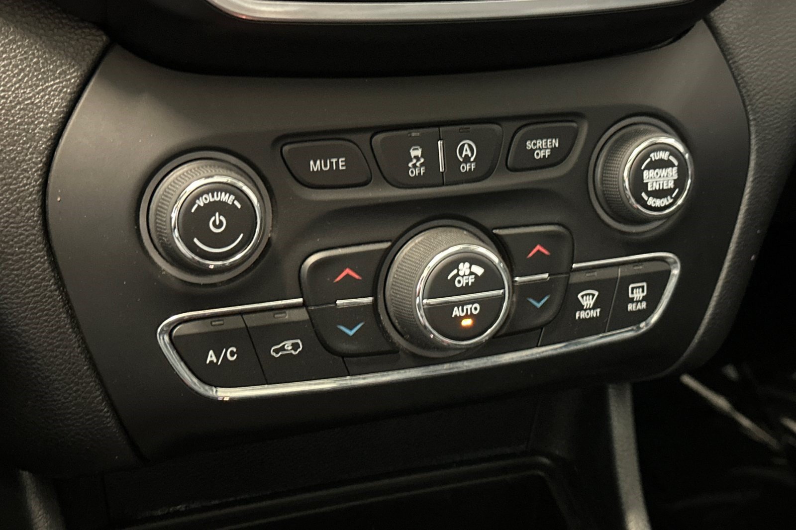 Used 2019 Jeep Cherokee Trailhawk AWD/4WD image 18