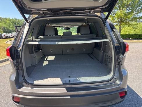 Used 2019 Toyota Highlander XLE image 11