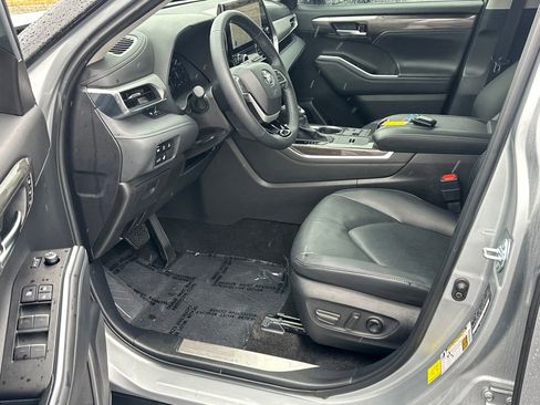Used 2025 Toyota Highlander Platinum image 10