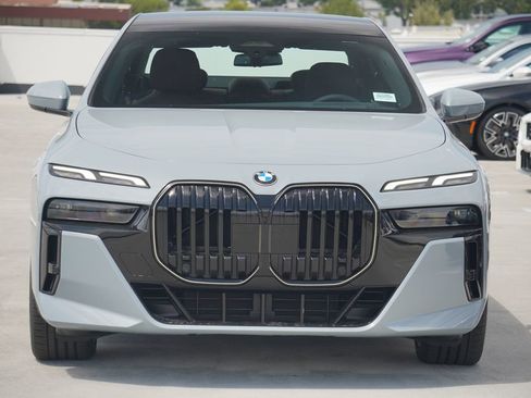 Used 2025 BMW 740i w/ Premium Package RWD image 2