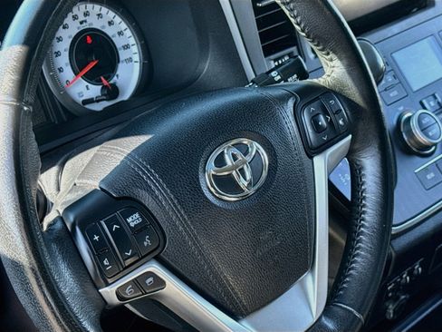 Used 2015 Toyota Sienna SE FWD image 12
