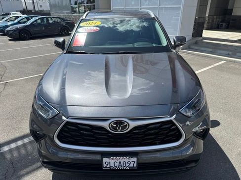 Certified 2024 Toyota Highlander XLE FWD image 3