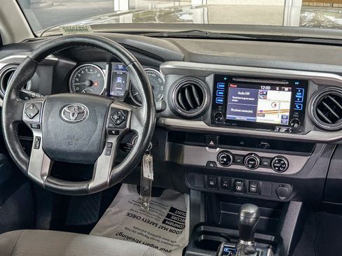 Used 2018 Toyota Tacoma SR5 RWD image 12
