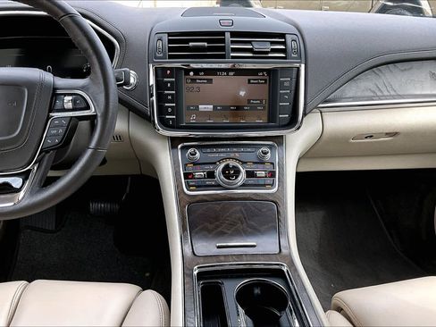 Used 2017 Lincoln Continental Premiere image 7