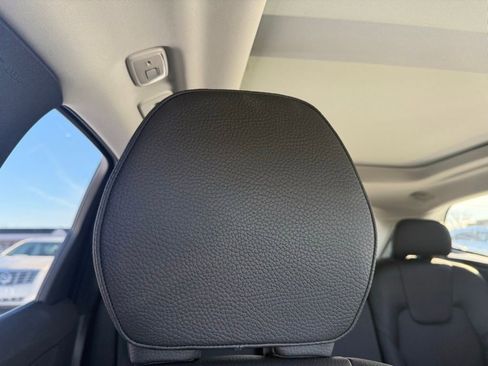 Used 2025 Volvo XC60 B5 Plus image 33