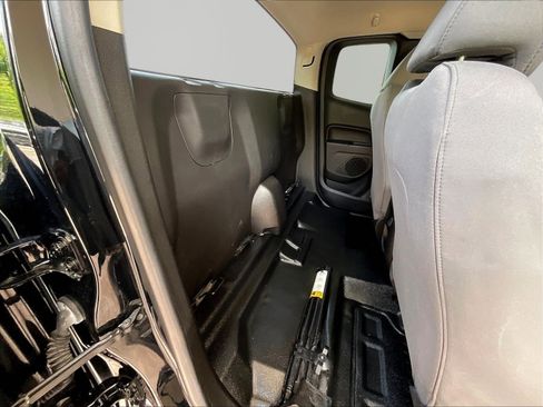Used 2018 Chevrolet Colorado W/T RWD image 24