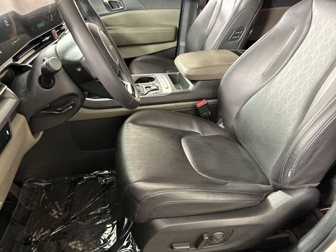 Used 2025 Kia Carnival EX image 20