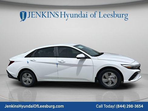 Certified 2026 Hyundai Elantra SE FWD image 2