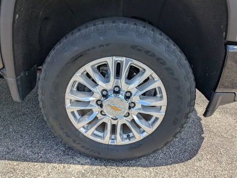 Used 2022 Chevrolet Silverado 2500 High Country w/ Technology Package AWD/4WD image 11