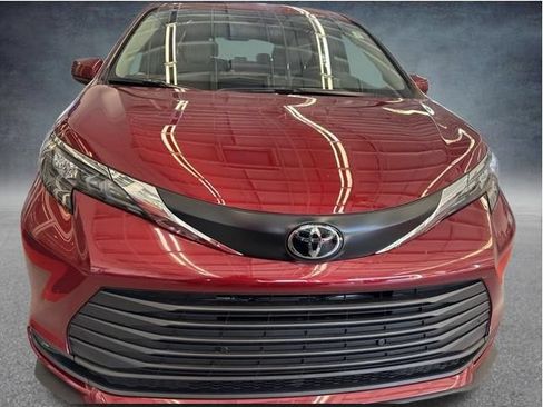 Used 2026 Toyota Sienna XLE FWD image 10