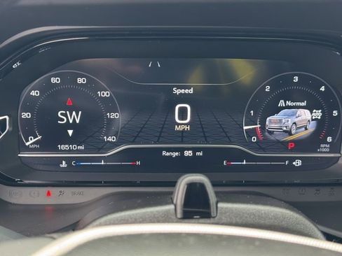 Used 2024 GMC Yukon Denali w/ Advanced Technology Package image 17