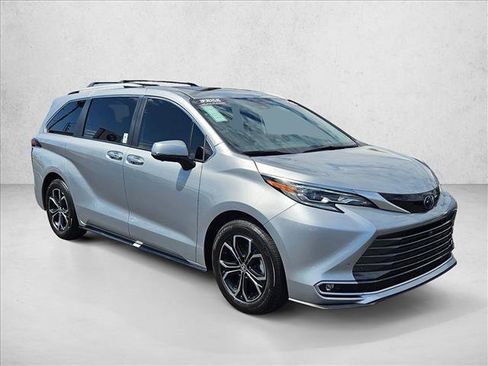 Used 2025 Toyota Sienna Platinum AWD/4WD image 3
