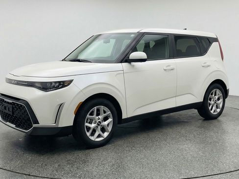 Used 2025 Kia Soul LX w/ LX Technology Package FWD image 3