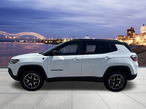 Used 2025 Jeep Compass Trailhawk AWD/4WD image 2